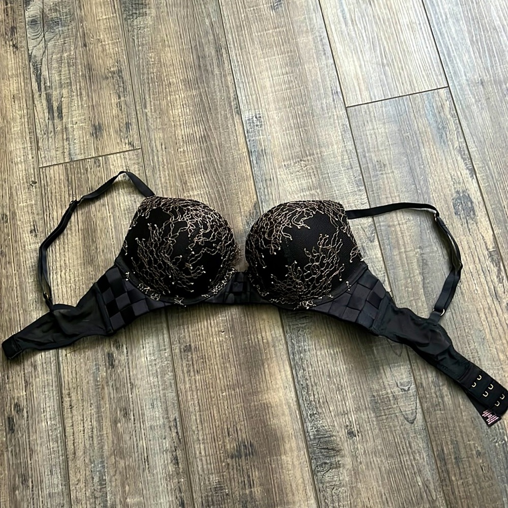 Bombshell Victoria’s Secret bra